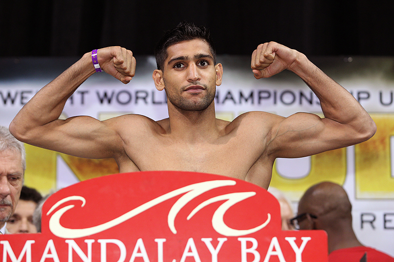 A Knockout Success Amir Khan Helps Raise For Typhoon Haiyan Appeal Boxing News Boxing