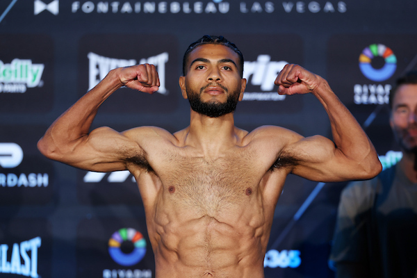 Muratalla Decisions Cruz to Retain Lightweight Title