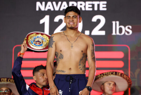 Navarrete busts up Nunez, wins unified title