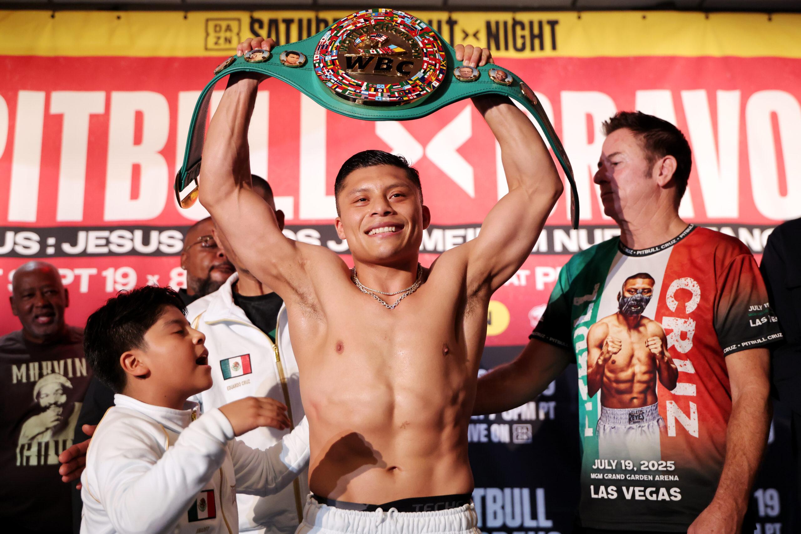 Pitbull scores sixth-round KO in messy fight